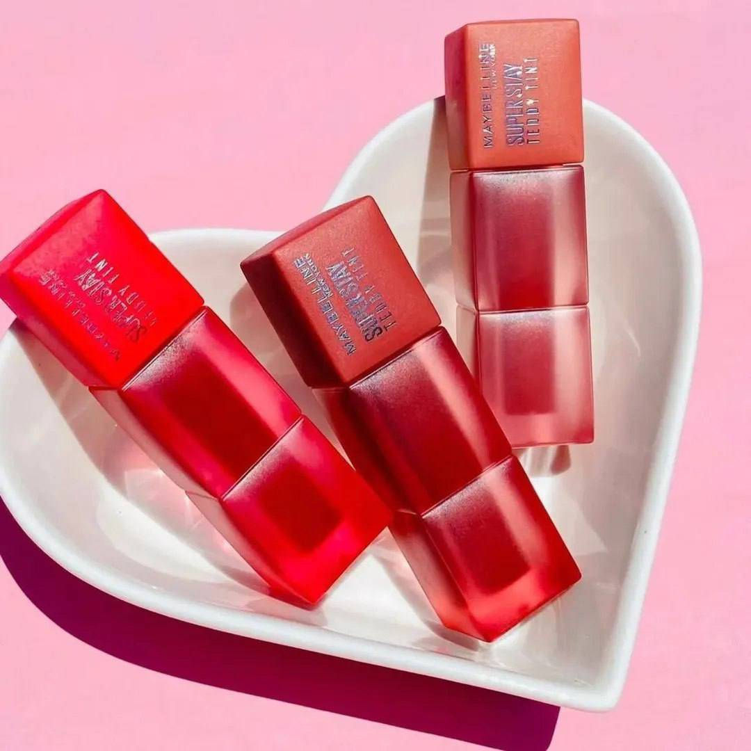 ✨ دلال وجمال مع Maybelline Super Stay Teddy Tint! ✨
لأن شفايفك تستحق الأفضل، جئنا لكِ بمجموعة تيدي تينت من ميبيلين نيويورك (Maybelline New York)، التي تجمع بين الملمس الناعم المخملي والثبات الذي يدوم طويلاً. 💄🧸
تألقي بإطلالة "تيدي" الدافئة واختاري الدرجة التي تعكس شخصيتك من بين هذه 
التدرجات الرائعة:

🎨 تدرجات الألوان المتوفرة:
• درجة 15: وردي ناعم وهادئ لإطلالة يومية رقيقة. 🌸
• درجة 25: وردي حيوي يضيف لمسة من البهجة. ✨
• درجة 30: أحمر كلاسيكي جريء لإطلالة واثقة. ❤️
• درجة 35: وردي دافئ يمنحكِ مظهراً طبيعياً وجذاباً. 🎀
• درجة 55: فوشيا مشرق لإطلالة عصرية ومميزة. 💖
• درجة 60: أحمر توتي عميق لإطلالة سهرة ساحرة. 🍇
• درجة 65: درجة مميزة تجمع بين الهدوء والأناقة (تُكمل مجموعة التيدي تينت الرائعة). 🌟
• درجة 70: برتقالي مشرق يضفي إضاءة فورية لوجهك. 🍊
• درجة 75: مرجاني دافئ يناسب جميع ألوان البشرة. 🍂
• درجة 80: نود دافئ بلمسة خريفية راقية. ☕

سعر القطعة ٣ الف


**إذا كنت صاحب هذا الإعلان وتريد حذفه لأي سبب، رجاءا أرسل رسالة إلى الدعم الفني**