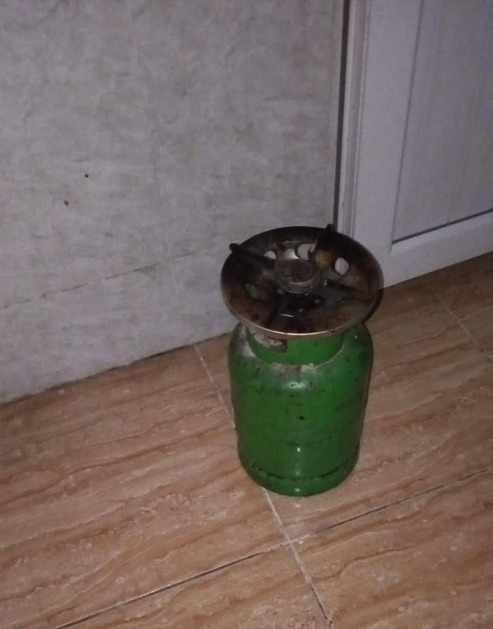 غاز صغير فارغ سعره ١٥ الف 
وطباخ مستعمل اخو نطيف كامل مع قاعده ١١٥
وقاعده جديده ومن جوا مقصوص مكان جره غاز 
عنوان هفالان رجاء بس شراي يتصل ولحد يكسر بسعر بيه مجال بسيط 
***********
