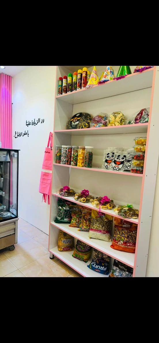 براد مترين للبيع مع فاترينات ٢قياس الفاترينة ١٢٠*٢٥٠وشجرة ورد  وموجود المحل جاهز كولة للبيع بسعر مناسب او بيع الاغراض  سبب البيع ضروف صحية منعتني اكمل بيه للاستفسار ***********
