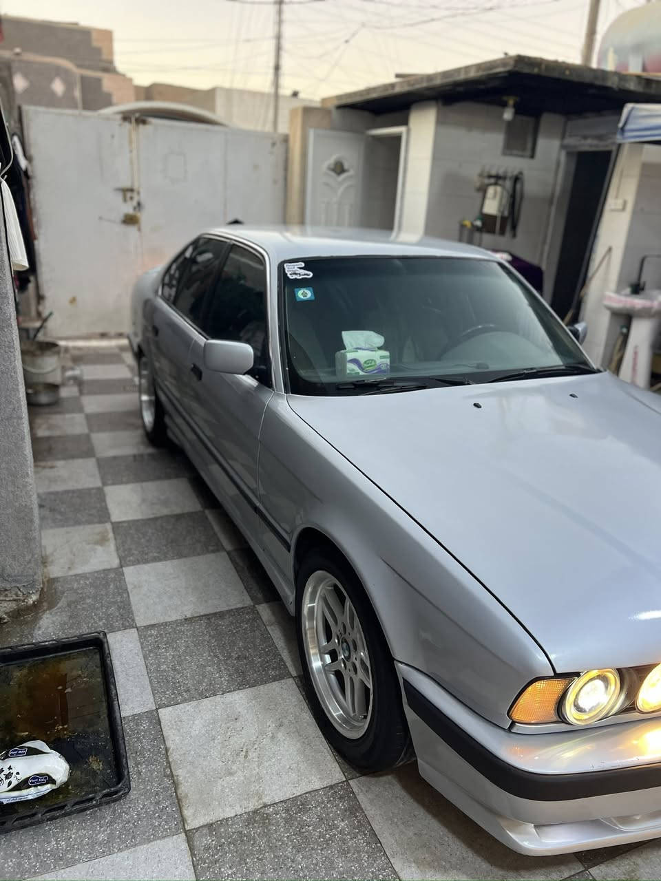 السلام عليكم. 
بي ام دبليو 1990  السياره اصل مفتوح وشاديلهه كير ومكينه مسكر فانوس 525
السياره بأسمي رقم بغداد الانگليزي سنويه 2027
صبغ جديد وحاليا بدون بوليش
بدون فتحه وارد يابان
بچم جديد من لايت وسمجه وعطرات وسوارات واشاير
السياره نقص صبغ دعاميه خلفيه 
تايرات 75%
دواخلهه نضيفه 
بيهه شاشات ثنين كار بلي وداش كام وخرائط
والبطاين الاماميه بيهن ملاحضات تريد تبدلهن تريد تدوشمهن
حداديه 75%
مكانهه بابل شارع 80 
السعر 63 وبيهه مجال بسيط
***********
