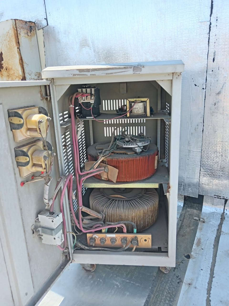 فولتاج حجم 15 KV يشغل ٦٠ أمبير نظافة ٨٠ ٪ السعر ٢٢٥ ألف العنوان ديالى خانقين يوجد خدمة توصيل ***********
