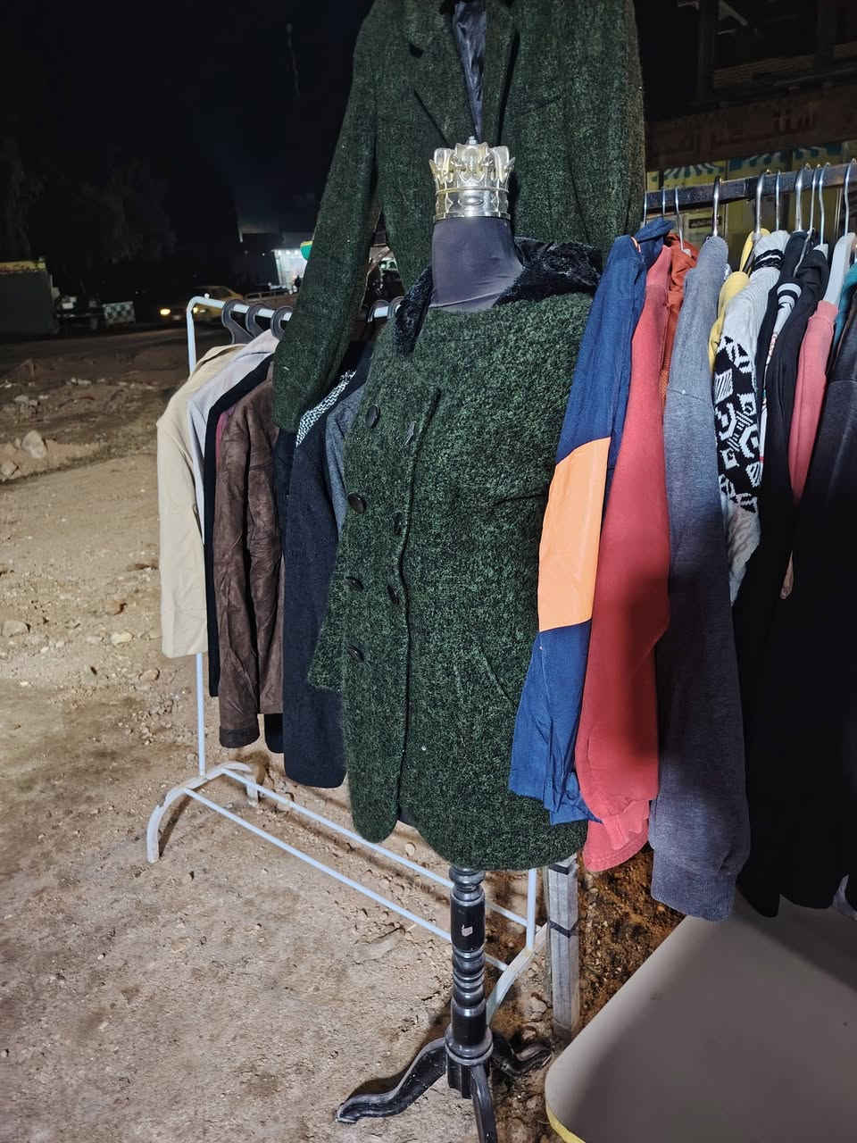 بلات ملابس رجالي نسائي اطفال نضيفه شله وحده تجي تقيم وتخذ شله وحده وستاندات ملابس ***********
