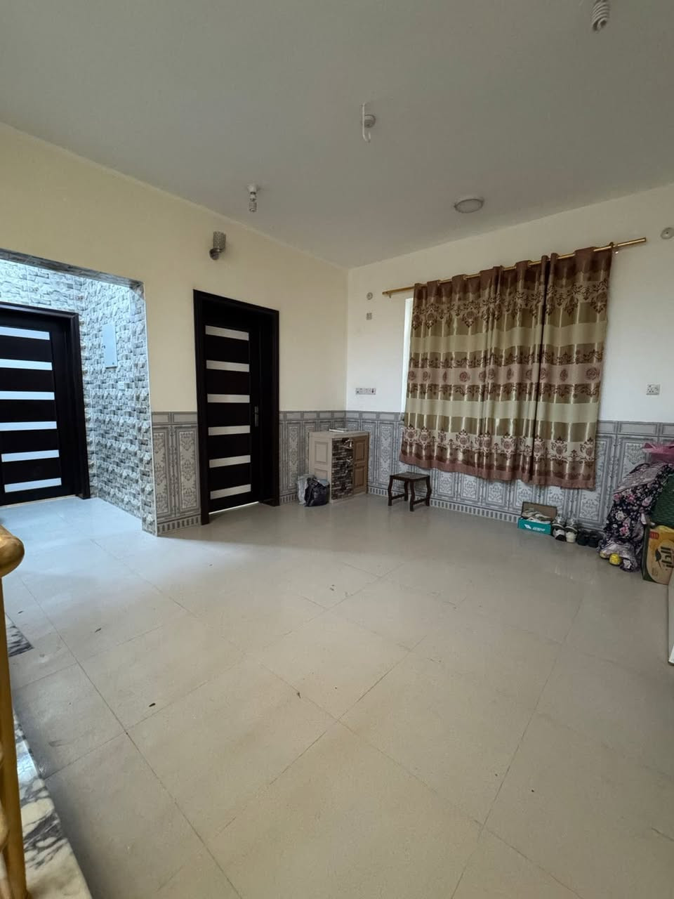 السلام عليكم بيت طابقين مساحة 200 متر …
الطابق الاول : مطبخ حار و بارد و استقبال و صالة و غرفتين و مجمع صحي 2 و تهوية على الطرفين يعني مجموع التهويات 2 …
الطابق الثاني :
صالة و ثلاث غرف كل غرفة لها بلكون و مجمع صحي واحد و سطح صغير …
طابق ثالث :
بيتونة صغيرة و سطح كبير حي المعلمين الثانيه خلف مطعم المراعي الاستفسار اكثر مراجعه مكتب الخير للعقار ***********
