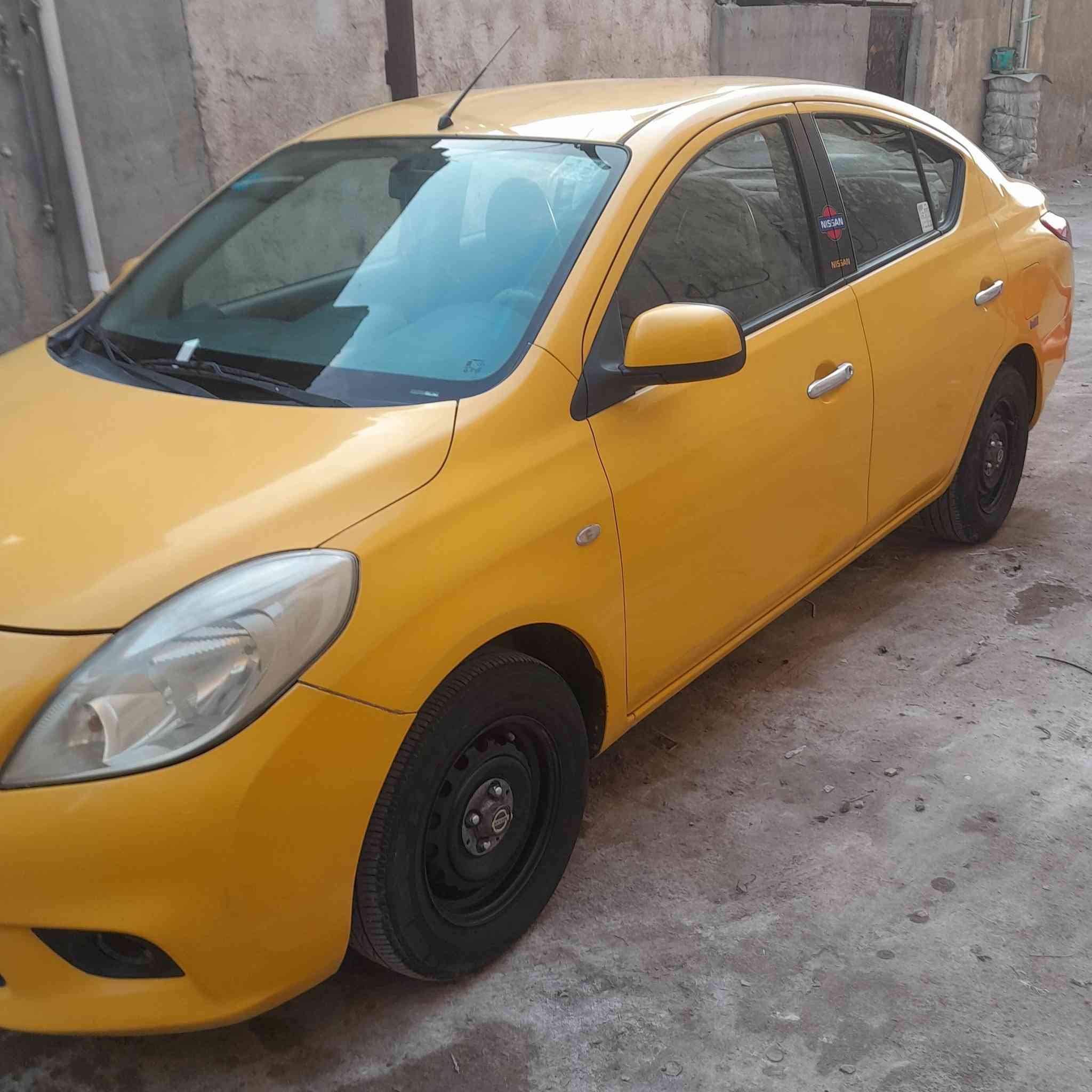 سني موديل 14 ضربتها جاملق خلفي جهت اليمنه سعرها 90 وبيها مجال 
المكان بغداد
رقم ***********
