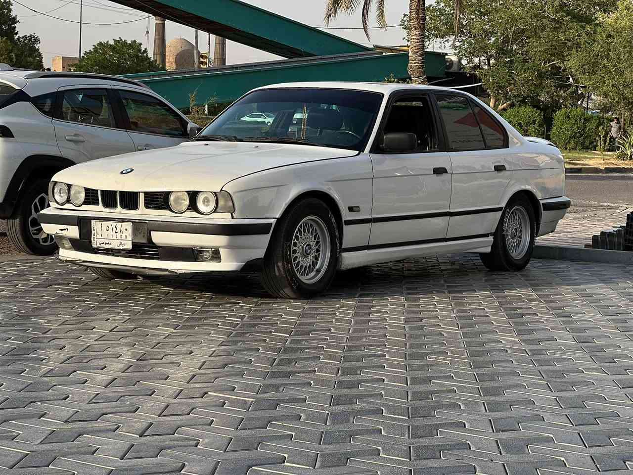 سلام عليكم بي ام ام بسعر ٥٥ وبيه مجال  
السياره فول موصفات داخل جلد مطعم بصاج 
وكشنات  ٧ قطعه كهرباء بلاد ، 
كهربائيات السياره كله شغاله و منضرمة زنون  
حساسات امامي خلفي كامره خلفيه اربع جام كهربائي 
مكينه وكير وحداديه  مكفول جديد 
وتبريد  بشرط  ثلج السياره جاهزه ان شاء الله 
بلاديه بدون ضربه فقط صبغ لجماليه 
مسويلها ادامه منظومه ماي وبانزين  وخير من الله السياره 
صدر امامي خلفي جديد 
تخم ويل جديد تايرات نظاف دواخلها نظيفه 
مكان السياره بغداد 
‭***********‬
