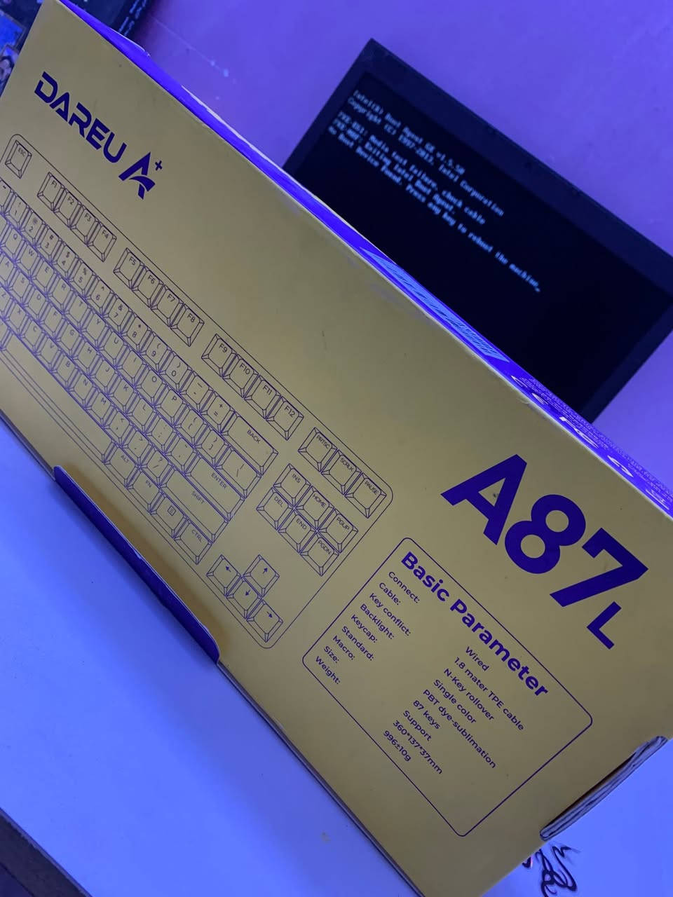 > للبيع كيبورد القيمنگ الاحترافي DAREU A87L (حجم 80%) 💜

>  *هوت سواب (Hotswap):** غير وبدل السويتشات براحتك بدون لحيم وكاوية.

>  سويتشات Dream Linear:** استجابة سريعة جداً، ضغطة ناعمة وصوت هادئ ومريح للّعب الطويل.

>  دكم PBT Dye-Sub:أنسى شي اسمه طبعة دهن أو حروف تمسح، دكم خشنة تعيش عمر.

>  كفر مغناطيسي:** الوجه البنفسجي ينشلع بثانية وحدة للتنظيف أو لتغيير الـ Style.
>  واير Type-C مفصول:حماية للواير وسهولة بالنقل.
> (الكيبورد نظيف جداً وكامل وية ملحقاته، 
مع كيبل وقالعه وكي كابس اضافي وكتلوك
السعر 50 الف توصيل متوفر بغداد  والمحافظات 5 الف
>


**إذا كنت صاحب هذا الإعلان وتريد حذفه لأي سبب، رجاءا أرسل رسالة إلى الدعم الفني**