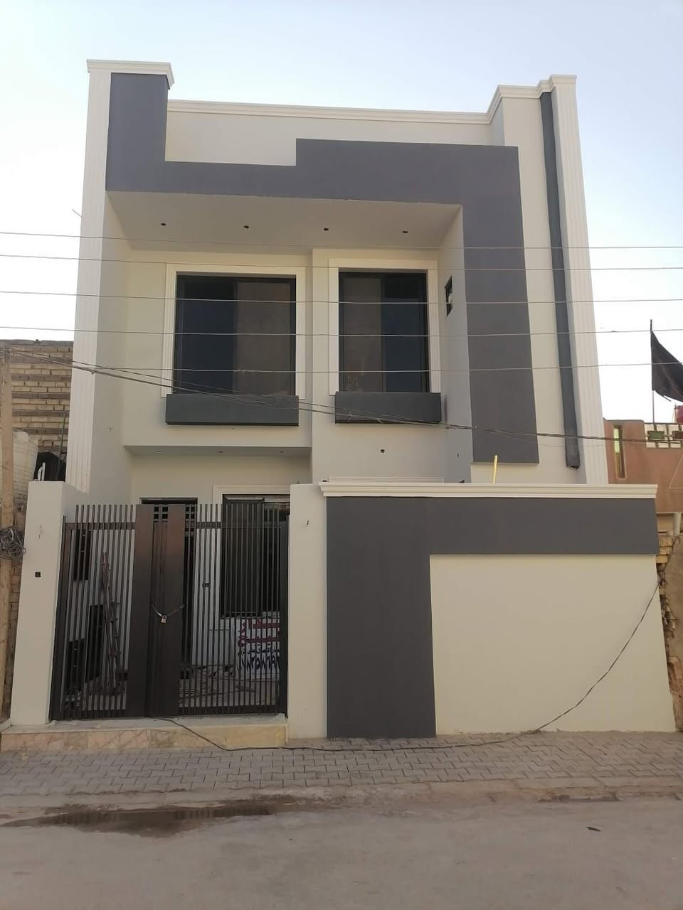 بناء چناي درجه اولى 2026
#دار للبيع في حي العسكري منطقة ل 300 الذهبيه 
#المساحه 140م #طابقين بناء جديد درجة اولى مال جناي 2026
  مرمر المنيوم كله تسكام وشغل درجة اولى
 4 غرف نوم نضام اسويت
 سند وماء وكهرباء كلها باسمي أن شاء الله
 والعمل كله مصور أثناء العمل من حديد تسليح من صب من بناء
 بوري كهرباء واير فنار سعودي كله درجه اولى
 ماء 9 خطوط مشتغلي
$$الدار فــــــارغ $$
للستفسار مراجعه عقارات ابو مصطفى العبودي  
موقع المكتب/ حي المكرمه شارع الطاقه بجانب مطعم سيد سعد 
 *********** مصطفى العبودي
