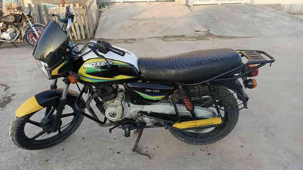 السلام عليكم دراجه بوكسر للبيع دراجه خير من الله نضيفه السعر 800 موديل 20 اوراق كامله مو شرراي لتكسر بيهة ‏‪***********‬‏
