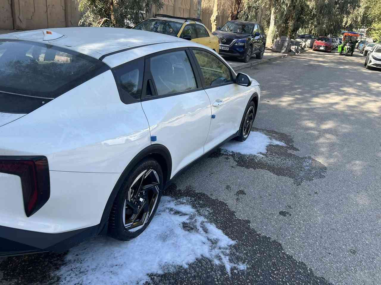 كيا K4 الجديد🔥
الموديل : 2025 . (خليجي) . 

المحرك : 4  سلندر DOHC 2.0 . 

الضمان : 5 سنوات او  100.000 كيلو متر . 

لوحات: بغداد✅

•  المحرك بنزين، 4 سلندر، سعة 2.0 لتر.

•  ناقل الحركة أوتوماتيك بـ 6 سرعات.

•  أوضاع متعددة (Drive Modes).

•  نظام مانع الانزلاق (ESP).

•  نظام نزول المنحدرات.

•  عدد 2 وسائد هوائية.

•  حساسات أمامية وخلفية.

•  مقاعد مخمل جوزي .

•  دخول ذكي.

•  تشغيل المحرك عن بُعد.

•  شاشة عدادات رقمية متصلة.

•  شاشة وسطية تعمل باللمس تدعم Apple CarPlay.

•  نظام صوتي مع أوامر صوتية وتحكم من المقود.

•  نظام تحكم أوتوماتيكي ثنائي المناطق بالمناخ.

•  مصابيح أمامية زينون وإضاءة LED نهارية.

•  مرايا جانبية كهربائية الطي مزودة بإشارات انعطاف.

•  ⁠القمارة حديد ضمان الدولية 

•  ⁠4 تبديلات دهن

•  ⁠بصمة وهاند ابريك بصمة

•  ⁠داخل مخمل جوزي

داخل السياره مغلف كامل 

ماشيه 9000كيلو 

السعر 198$

‭0783 835 8635‬

***********واتساب
