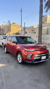 كيا صول موديل ٢٠٢١ماشيه ٣٢ الف مابيها صبغ حادثها ضربه خفيفه بالبنيد ما...