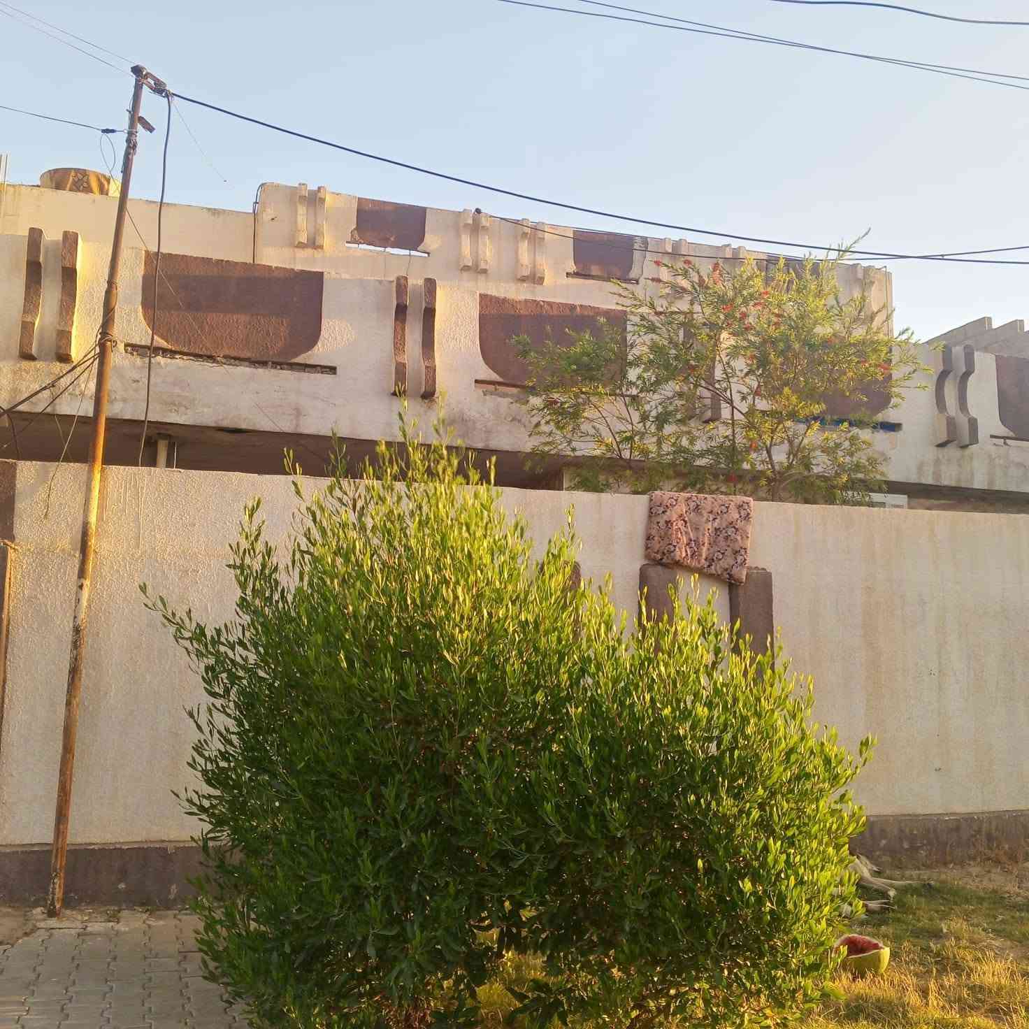المساحة : 300 متر الواجهة 12متر  🏠

دار الطابقين  ....
الطابق اول (( مطبخ وهول غرفتين واستقبال وصحيات)) 

الطابق الثاني ((  مطبخ وهول غرفتين  وصحيات ))..

موقع الدار:  حزيران قرب مسجد حمزاوي 

💵💵السعر ع الاتصال 
***********
