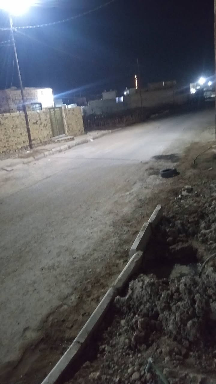 السلام عليكم
بيع مستعجل 
بيت طابو زراعي سند 25 مشمول بالتطويب 
المساحه 280 بناء 160 رباط كونكريت مسلح ارتفاع فوك الرباط خمسه سوف طابوك صبه 10 سانتيم 
موقع البيت خلف شقق الزيتون خدمات ماء كهرباء اناره ليليه بناء بلوك العفلوكي يحتوي ع غرف نوم عدد 2 كبار صالحه كبيره مطبخ صحيات براني نقص سقف ونقص ارظيه اي استفسار اتصل ***********
