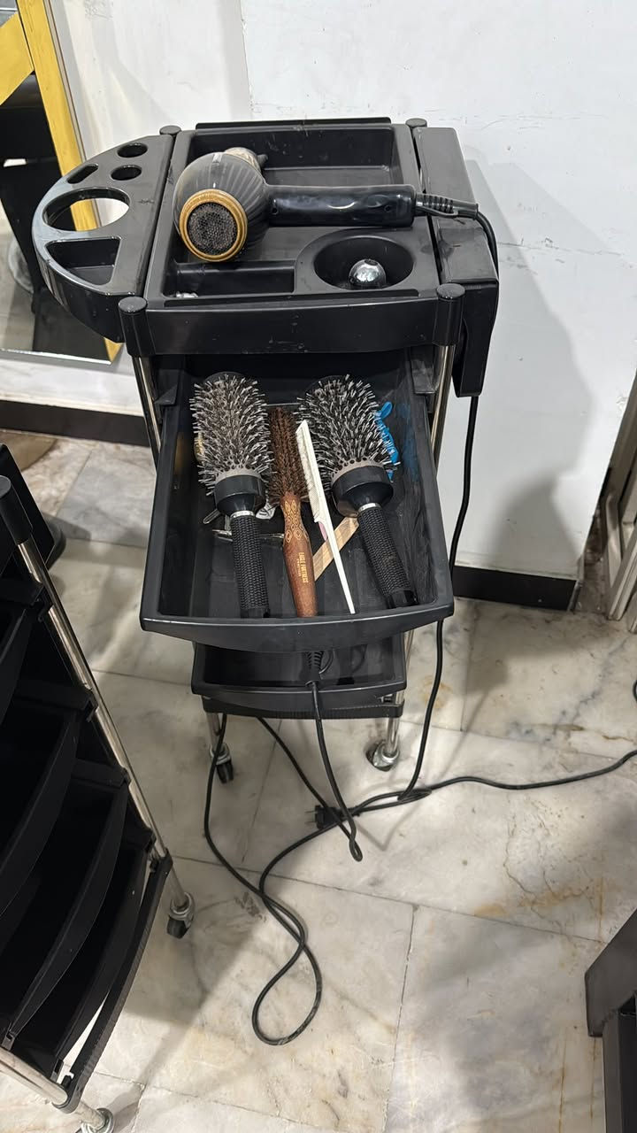 غراض صالون حلاقه للبيع ***********
