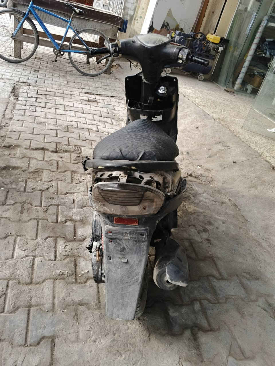 سلام عليكم 
دراجة ماكس 120 دراجة بلادية محرك مامفتوح خير من الله ناعمة لا نضوح لا تبخير نكرة سلف باي وقت نواقصهة بريك امامي كفرات فقط سعر 350 وبيهة مجال بغداد البياع ***********
