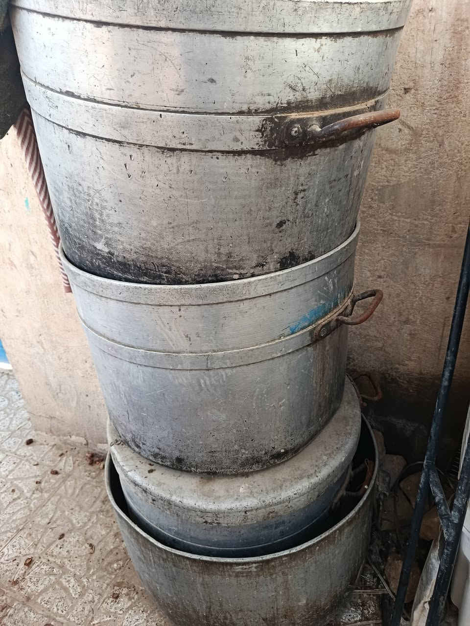 قزانات عدد 4 بدون قباقه 3واحد بي قبق الثقيل القديمات السعر 450
***********
