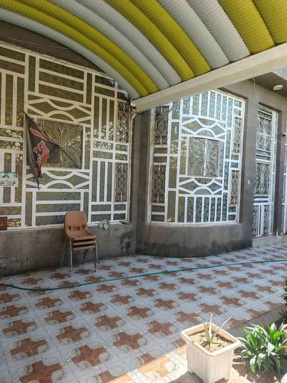 السلام عليكم
  دار للبيع مكان مميز جدا وراقي 
بيت راحت بال وهدوء
طابو زراعي سند25 
نوع البناء //طابوق السقف صب كونكريت بإشراف مهندس مدني
شارع تبليط
بإسم صاحب الارض
تحويل البيت ثاني يوم بعد الشراء
العنوان / /بابل المدحتيه 
المعاره طريق الزوار الوفه الحاده داخل فرع ٨منر 
المساحة//٣٣٦متر 
الواجهه //١٦متر
بناء حديث 
خدمات كامله من ماء وكهرباء وتبليط
السعر/١٨٠وبي مجال
الأثاث من ضمن البيع
تفاصيل البيت طابق واحد
وتكون من
استقبال +كلدور
صاله كبيره جداً
موزع 
عدد الغرف ٢
مطبخ حار وبارد +مطبخ ٣خارج مع صحيات داخليه
منور جانبي مساحةمتر
مجمع صحيات داخليه وخارجيه
طارمه +حديقه
منظومة كامرات 
عرض الشارع ٨متر
البيت كامل وجاهز
البيت موقع حلو وجيد جداً 
بناء حديث 
للاستفسار
مراجعة  مكتب دلالية وائل الهندي 
***********
ابو علي***********
مكتب دلالية وائل الهندي بابل المدحتيه الحمزه الغربي ع شارع 60 قرب سلوان ابو الكاشي مقابيل فرع علي قماره
