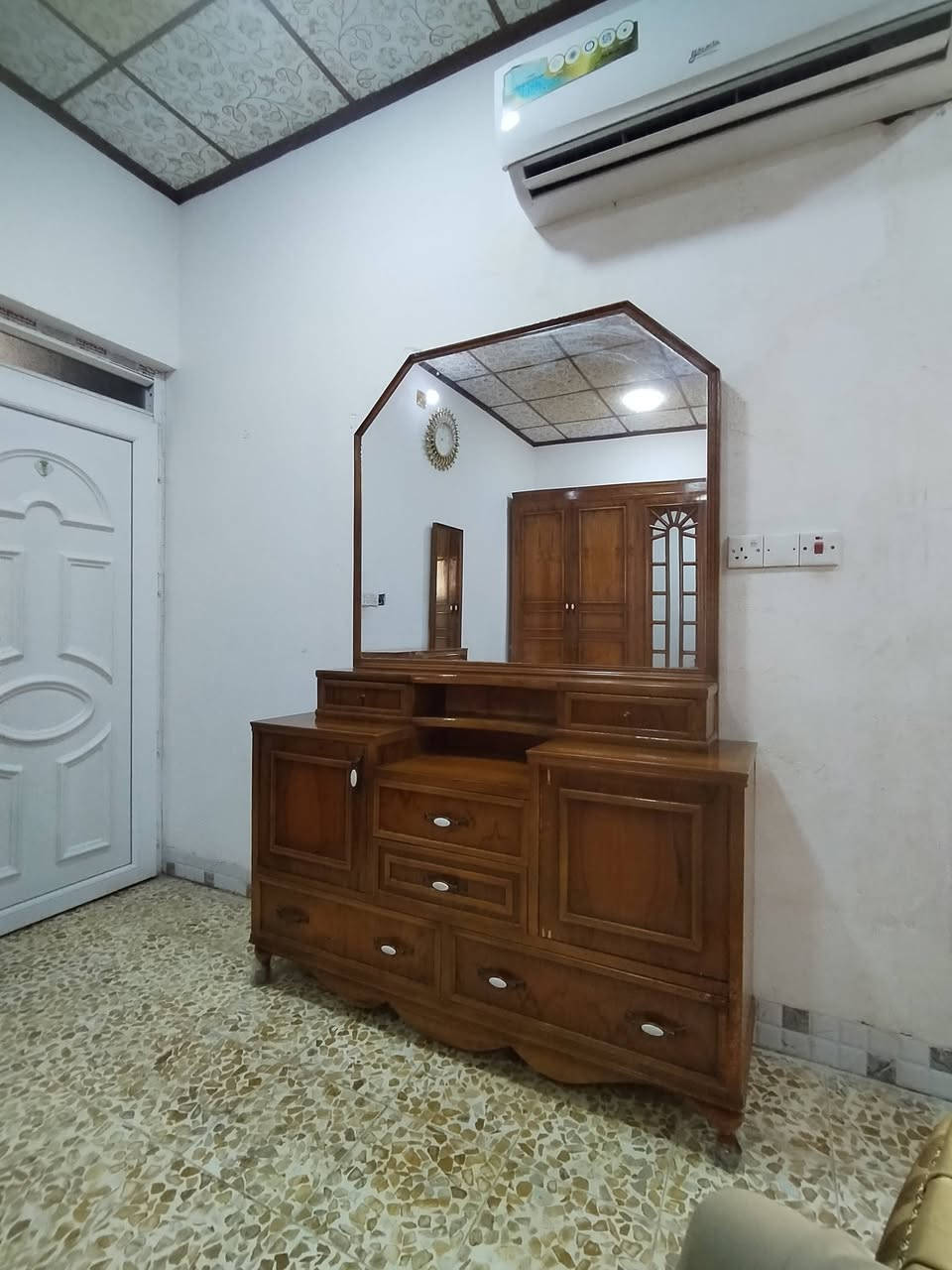 سلام عليكم غرفه اخشاب للبيع 8قطع لل استفسار عل رقم ***********
