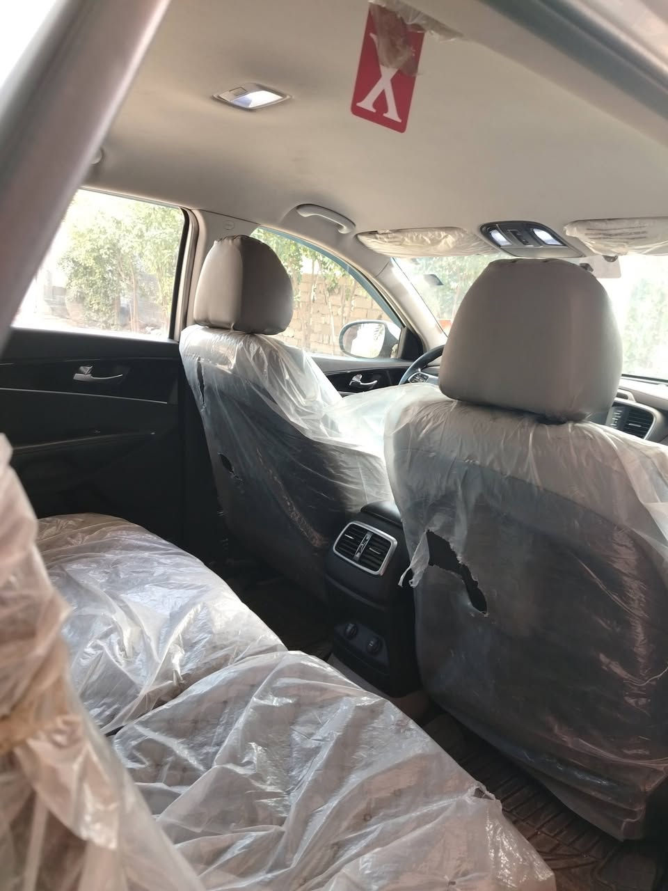 السلام عليكم كيا سورنتو وارد امريكي موديل 19   7راكب مكينه 6vضررها جاملغ الايسر الامامي صبغ بدون تبديل وبارد بالبنيد كشنات جلد السعر225 وبيها مجال للشراي للاستفسار الاتصال ***********
