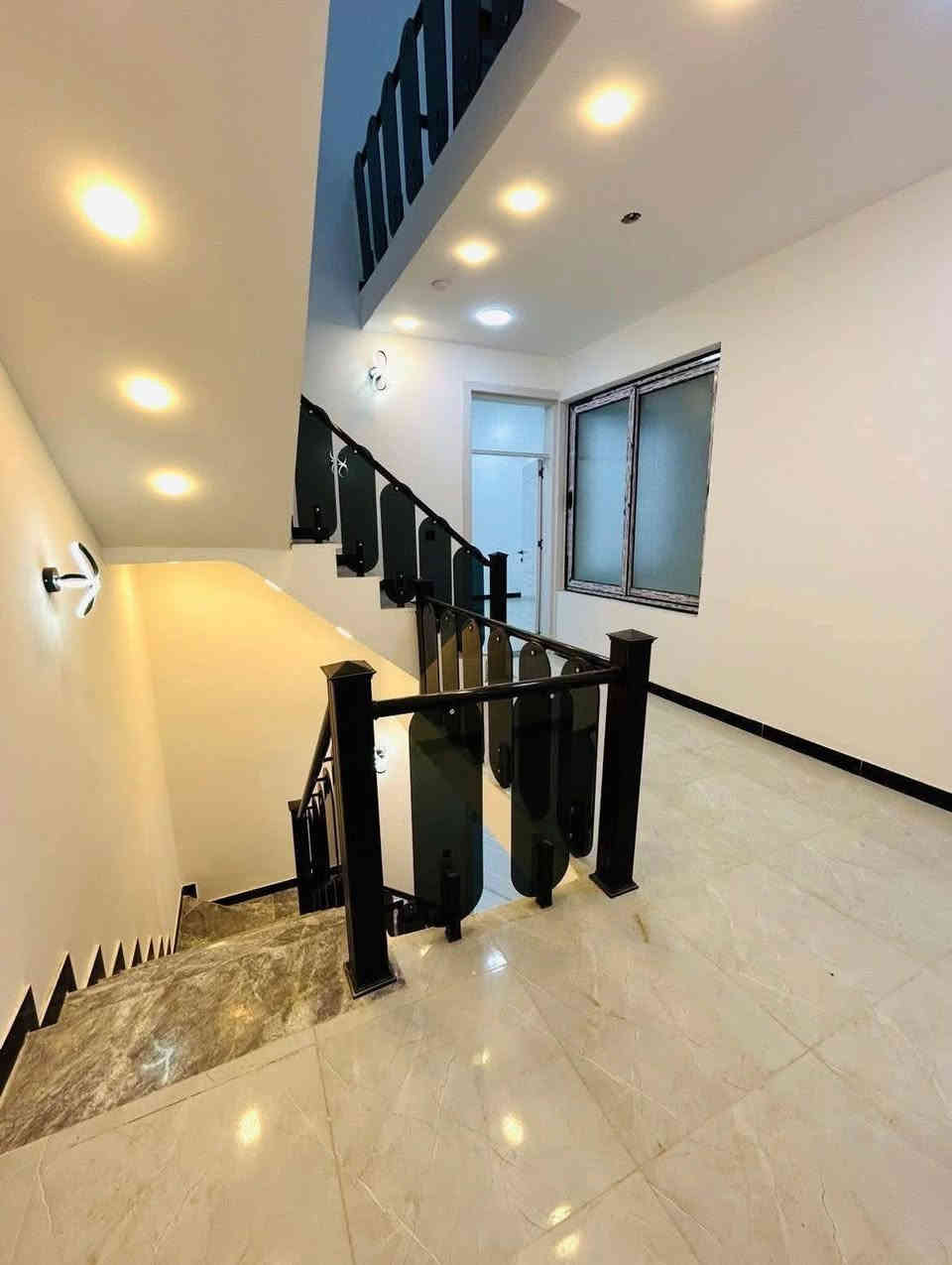 #لدينا_دار_للبيع مساحه 100 متر واجهه 6 وربع ونزال 16 طابو زراعي سند 25 قرار محكمه البيت يحتوي على 3 غرف نوم وصاله وستقبال ومطبخ  العنوان بغداد الدورة مدخل البوعيثه مجمع السلطان الاول 
هاتف ***********
