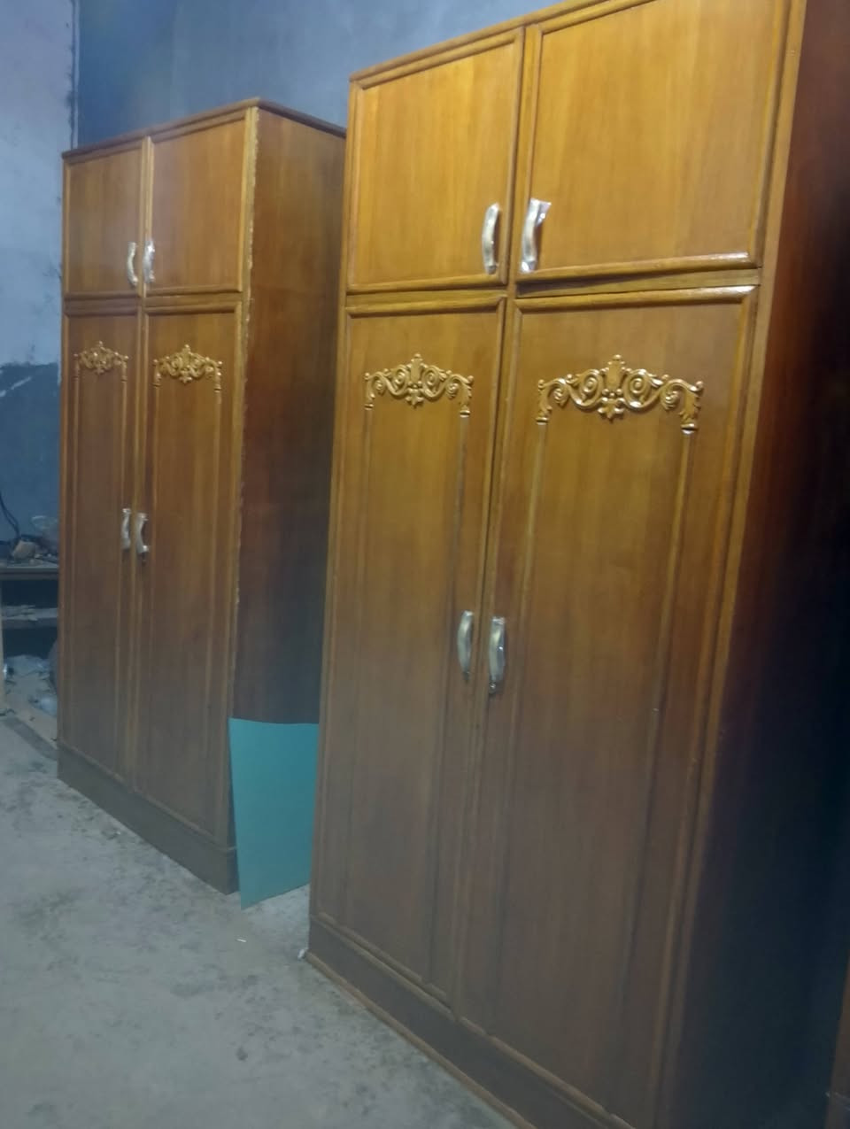 السلام عليكم كناتير 2باب طابقين نجاره عدد 2 العنوان حله شارع ابو القاسم الرقم *********** واتس
