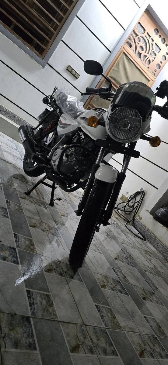 دراجه بوكسر هندي باجاج 
موديل 2023 طالعه بنهايه سنه 2025 بشهر ال12 
بعده زيرو يعني كفاله عامه اوراق كامله اصولي مو سنكر يعني تروح ترقم كبل دراجه فول جداديه رجائا الي ميعرف سعره ليكسر بيه شباب للمراوس بيسي اكس جيل ثاني فمافوق لو فورزه صفر ١٠ رمبه أكرر شباب رمبه مكاني كوت *********** 
97783583520
