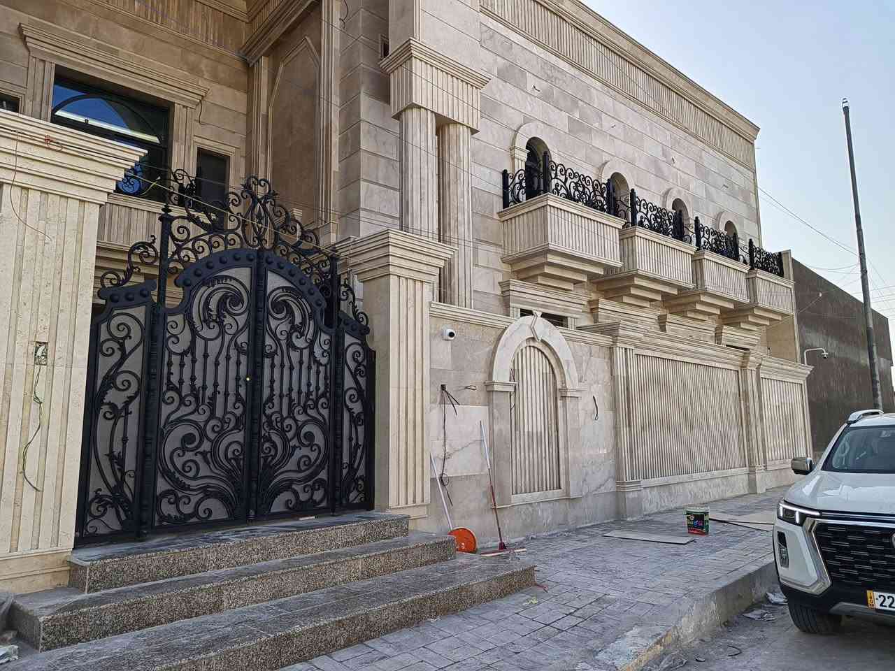 ✨ باب ملكي… من أجمل ما يكون ✨
فخر الصناعة العراقية اليدوية من معمل حدادة تكوين
حيث نُصوغ الحديد في كل دقّة وإتقان،
لنحوّل القطعة إلى تحفة فنية تليق بواجهاتكم الراقية.

باب ملكي مع محجرات  يجمع بين:
🔸 جمال التصميم
🔸 قوة الحديد
🔸 روعة الحرفية العراقية الأصيلة

مع تكوين… نخلق أبوابًا ليست مجرد حديد،
بل هيبة، وفخامة، وهوية تُحكى في كل تفصيل.
للاتصال. ***********
