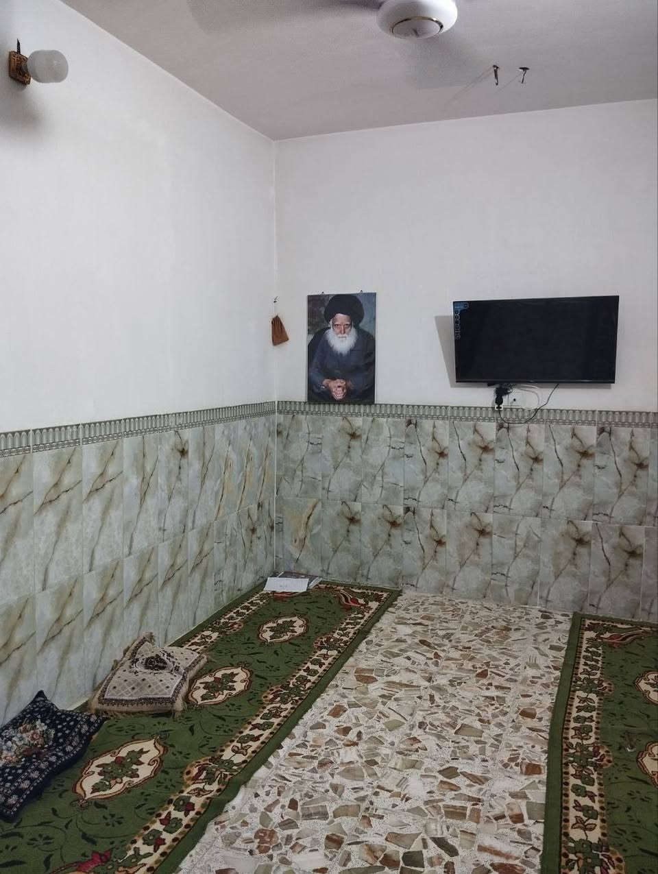 السلام عليكم ورحمه الله وبركاته 
بيت للبيع المساحة 120
الواجه 5 _ النزال24
طابق واحد _ طابو زراعي بناء بلوك كلر 
الحوش 6متر استقبال 5متر غرفة 4متر
الصاله 3*4.5 مطبخ 3متر 
حمام 3متروبع
ترك متر
السطح بيتونه على عرض البيت +ستارة
العنوان بغداد حي السفير قرب مختار محله 760

للاستفسار ***********
