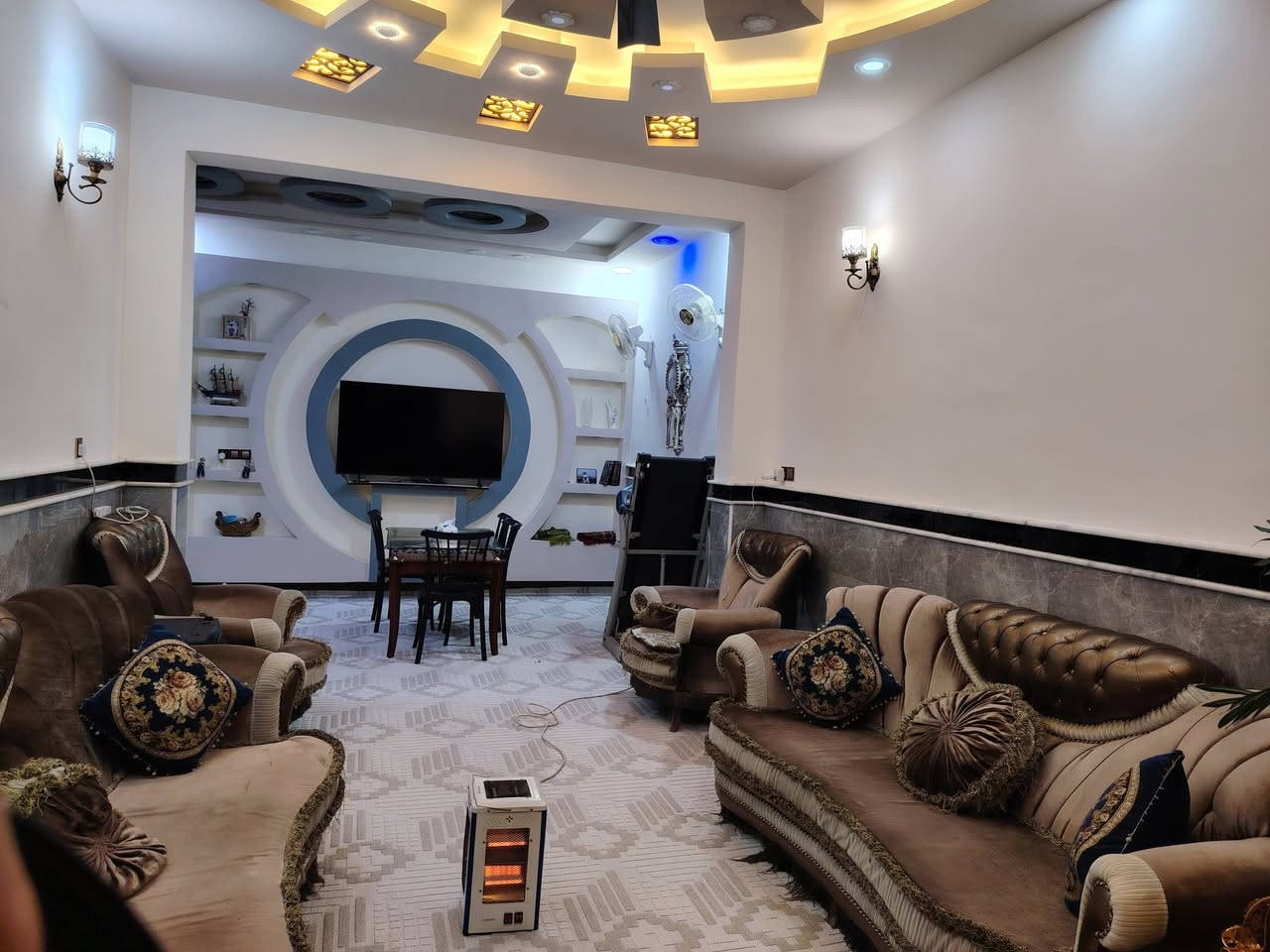 دار للبيع في مجمع جنة السلام شارع100 أبو مهدي المهندس مقابل مستشفى ابو مهدي المهندس
المساحة100م
عرض الشارع 10م
يحتوي 4غرف 3حمامات
صالة كبيرة مطبخ مودرن كاونتر ثابت هدية مع البيت تركي مودرن
الارضيات مرمر
السقوف مغربي
يباع مع الاثاث او بدون اثاث
للاستفسار *********** واتساب
