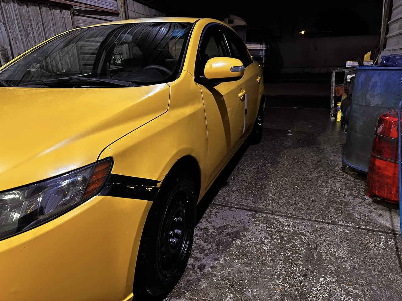 السلام عليكم كيا فورتي موديل 2012 أمريكي محرك 2000 دوش محرك كير جديد حادثها جاملغ وبنيد وبيها طخة بالباب الخلفي موضحه بالصور  وداخلها جديد ورقم جديد مكاني بغداد القاهره سعرها 80 
***********
