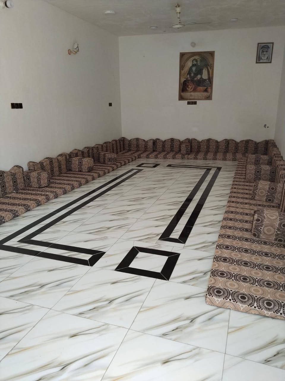 يالله السلام عليكم بيت للبيع مساحته 260
العنوان سديناويه شارع ابو مهدي المهندس
كل الخدمات متوفر 
بنيان درجه اوله طبوك صب كونكريت
البيت بي غرفتين وصالتين وديونيه ومطبخ وصحيات دخليه وخرجيه يحتوي على شقه خارجيه  
باقي التفاصيل  تواصل اتصال
***********
