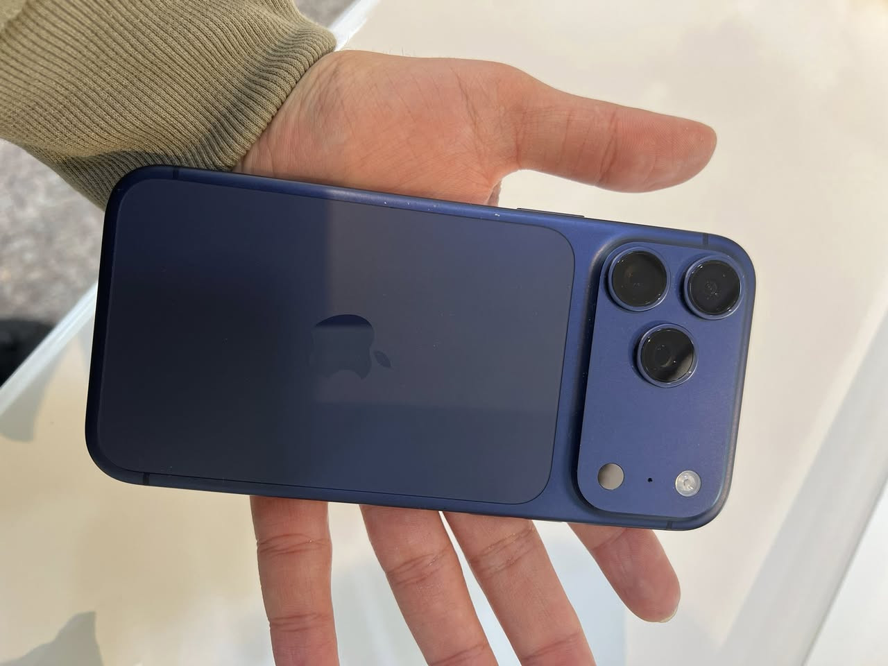 17 برو ماكس نيلي الجهاز مبدل شاشة وبي ضرر بالشاصي كما موضح بالصور مشحون 25 مرة كل شي شغال مابي اي مشاكل 
ع الفحص
السعر مليون و100 وبي مجال 
مكاني حله / ***********
