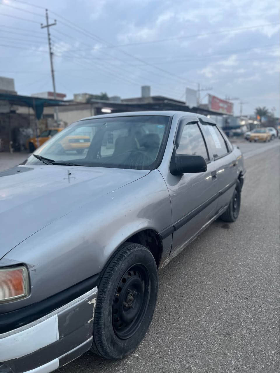 اوبل فكترا مةكينة ١٨ موديل ١٩٩١ گێر عادی
سەیارەکە جوان ماوەتەوە هیچ لێدراویکی نیە سەنەوی بەسەر چووە دەفتەر بەنزینی هەیە سعری ٣٨ وەرەقە و مەجالیکی کەم بەشەرتی تەحویل و غەرامە 

*********** 
*********** واتس ئەپ كركوك, العراق
