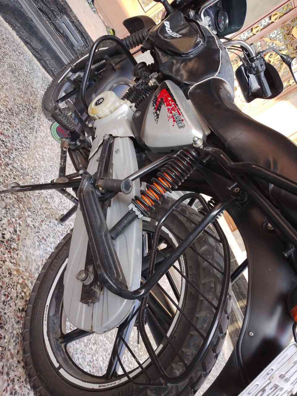 السلام عليكم اخوتي المباوعين دراجة مواليد 23 ممشتغل بيهة دلفري شاهد الله بس لدوام مخليهة  
مرقم وكامل 

دراجة حلوة ونضيفة وسعرهة بعد احلا 
وماديرلهة دهن حي الله لابوية كلة درجة اولى 
 ومداريهة مثل المي بالصينية 
ترايك تروح بيهة لنهضة وترجع وخوك يبقة يمي 

السعر مليونان ونصف 
مكاني بغداد جسر ديالى الجديد 
***********
