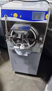 مكينة تصنيع ايس كريم استيراد خاص  ١٤ لتر شاشة لمس  ٥ برامج مع رشاش ماء...