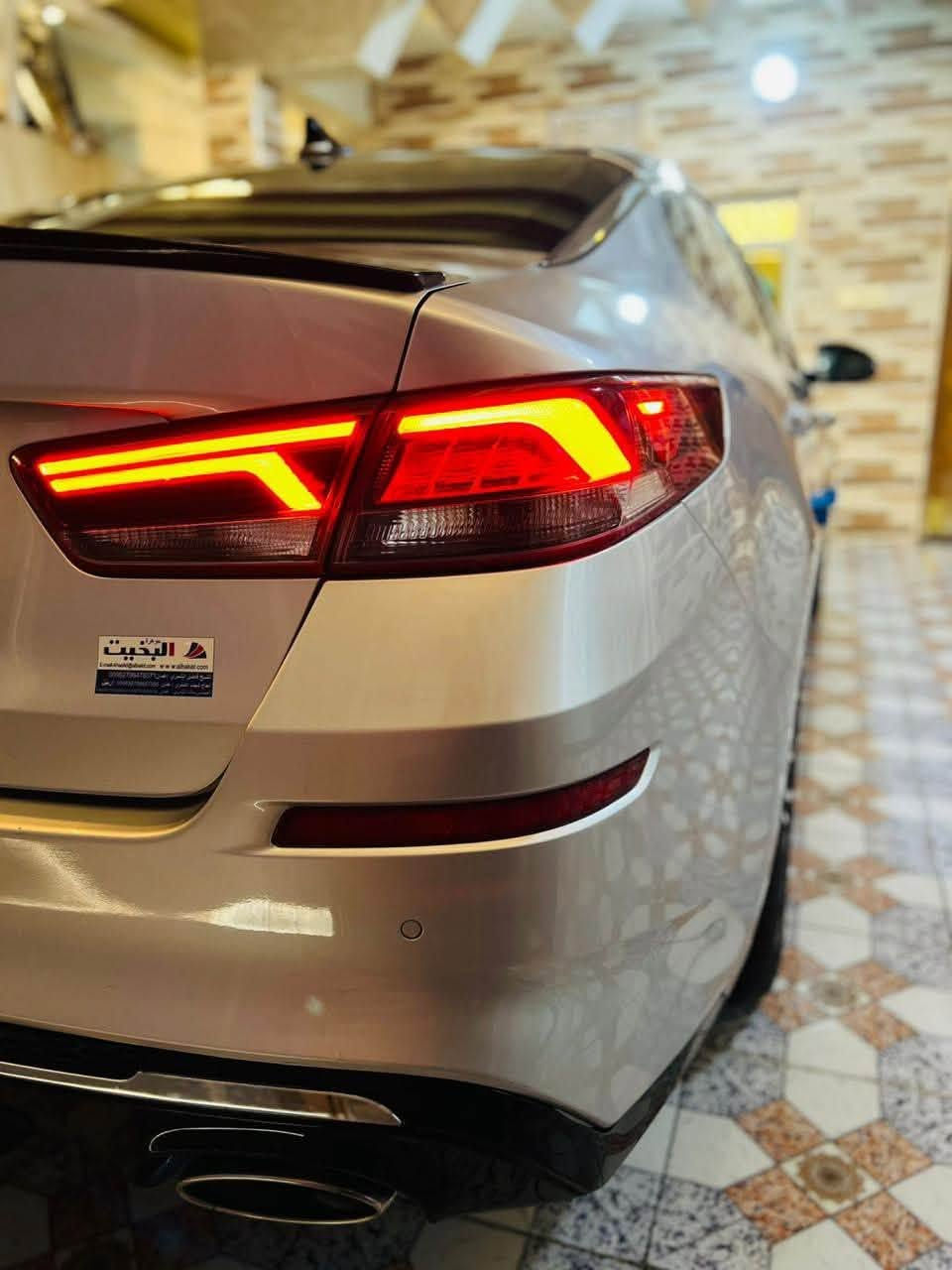 سلام عليكم اوبتيما 2020
LX 
فول بانوراما 

المواصفات المصنعية الكاملة لفئة LX (الستاندرد) لسيارة كيا أوبتيما (مواصفات أمريكية - 2020):⚙️ المحرك: 4 سلندر، سعة 2.4 لتر (تنفس طبيعي GDI).القوة الحصانية: 185 حصان.ناقل الحركة: أوتوماتيك من 6 سرعات (تبديل اعتيادي).نظام الدفع: أمامي (FWD).معدل استهلاك الوقود: اقتصادي جداً، تقريباً 11.5 كم لكل لتر داخل المدينة، و 14.8 كم لكل لتر على الطرق السريعة.🚘 التصميم والمواصفات الخارجيةالجنوط (الرنجات): ألمنيوم مقاس 16 إنش بتصميم كلاسيكي.المصابيح: إضاءة أمامية هالوجين
سيارة مواصفاته معروفة الLX ومابيه نقوصات 
حدادية جديدة كلشي مابيه 
السونار بلمنشور 
لحد يكلي دزلي صوره دزلي سونار شبيه مابيه 
كلشي اقرة وتعال اتصال وتشلع عيوني 
رقم بغداد باسمي مكاني سماوة *********** 
***********
