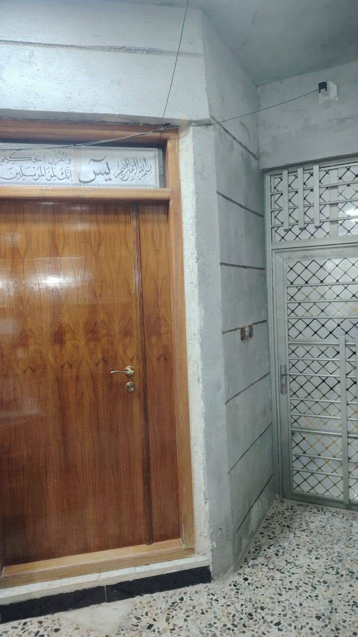 السلام عليكم 
بيت مساحه 115بناء طابوك حديث 
يحتوي غرفه منام واستقبال وصحيات ومطبخ وكما موضح باالصور... الجنس زراعي سند 25السعر المطلوب 60مليون قابل للتفاوض الراغب بالشراء الاتصال على الرقم ***********1بيه واتساب 
العنوان جسر ديالى حي الحكيم
