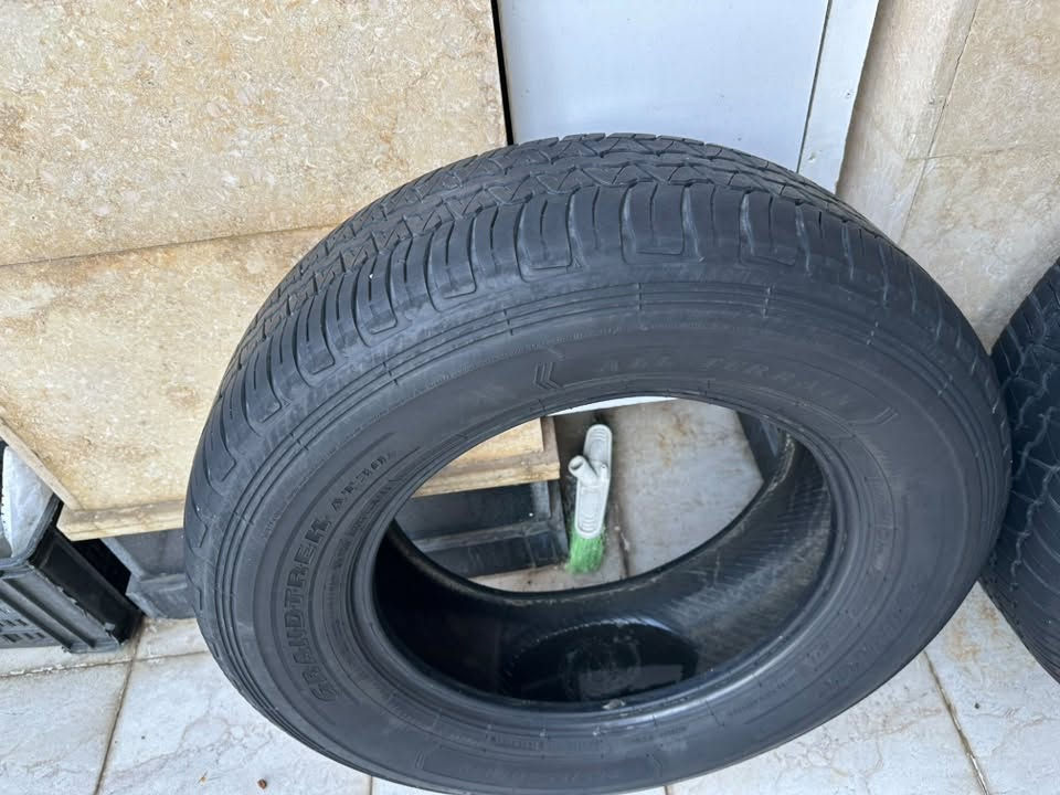 السلام عليكم 
٣ تايرات دنلوب ياباني dunlop 
انتاج نهاية 2024 جدا طري وناعم 
نظافة 95% مكفول من البنجر او اي مشاكل اخرى وعلى الفحص 
القياس 
265/65/18 
السعر 140 الف والتوصيل مجاني داخل بغداد شرط الفحص 
***********
