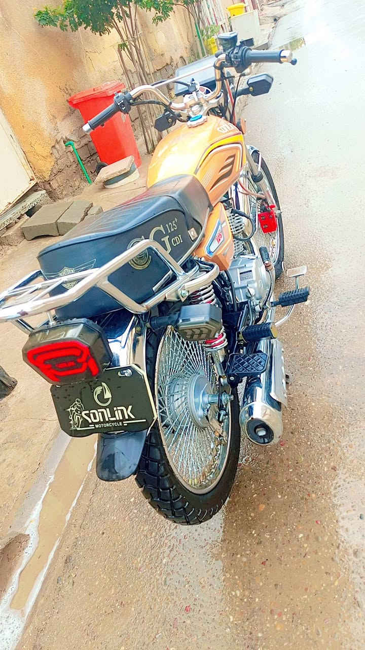 سلام عليكم دراجه تايكر للبيع كفاله عامه لموديل 2025مال جناي لون مميز مكاني واسط صويره هاذه رقمي***********
