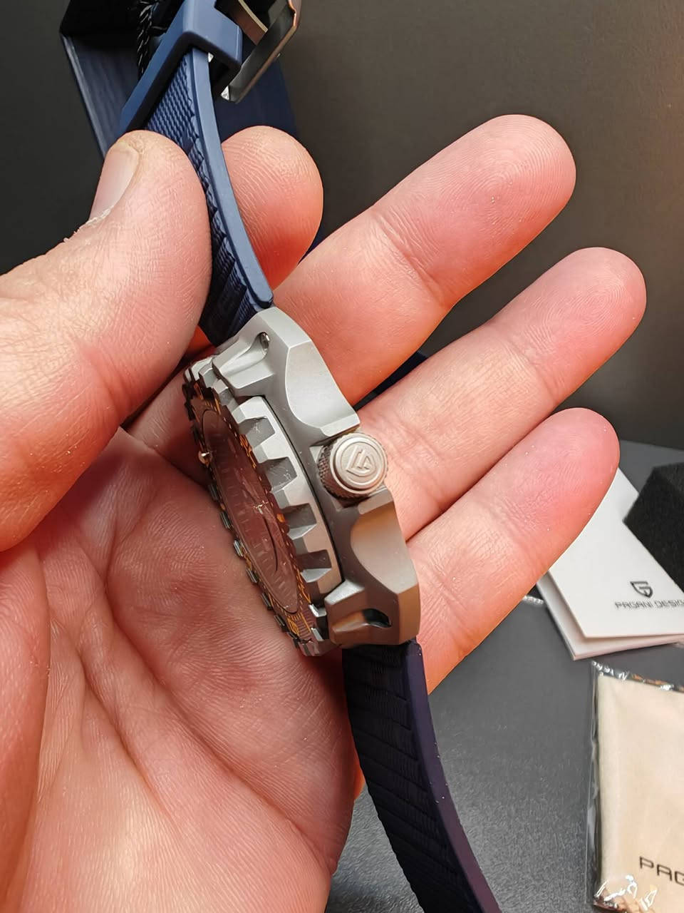 السلام عليكم، ساعة باجاني ديزاين PD-YN009 للرجال، بتصميم عسكري
ساعة باجاني ديزاين PD-YN009 للرجال، بتصميم عسكري مموه، مينا مجوف، قطر 40.7 مم، مقاومة للماء حتى عمق 200 متر، حركة ميكانيكية أوتوماتيكية NH35، زجاج زفير ياقوتي واميال لامينوس مضيء، مناسبة للرياضات والغوص
اللون سلفر تيتانيوم
اسم العلامة التجارية: ساعة باجاني ديزاين
رقم الموديل: باجاني ديزاين PD-YN009
النمط: ساعة أنيقة وعصرية، ساعة رياضية
ميزة: مقاومة للماء، السباحة والغوص 200 متر تحت الماء، عقارب مضيئةم، ضاد للمغناطيسيةم، قاومة للماءت، حديد التاريخ التلقائيم، قاومة للصدمات، حركة أوتوماتيكية ذاتية التعبئة، حركة ميكانيكية يدوية التعبئة، عمق مقاومة الماء: 20 بار
نوع مادة زجاج المينا: كريستال الياقوت (زفير) 
قطر المينا: 43.3 ملم
سُمك العلبة: 13.4 مم
عرض السوار: 22 مم
طول السوار: 24 سم
نوع المشبك: إبزيم
مادة الهيكل: ستانلس ستيل فولاذ المقاوم للصدأ
نوع مادة السوار: ربر مطاط مقاوم للتعرق
يوجد توصيل لجميع المحافظات ***********
