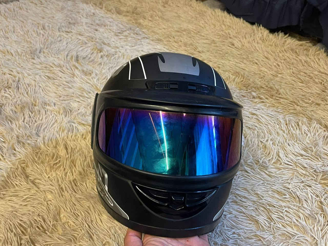 خوذة للبيع ب ٢٠ اتصل علا صاحبها.
***********
