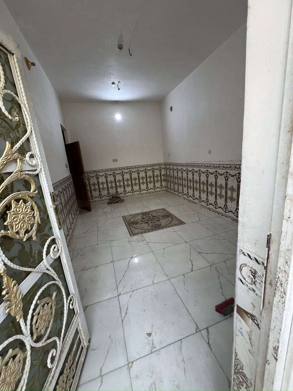 سلام عليكم اخوان بيت للاجار مساحة ١٠٠ متر بحي النداء قريب للملعب غرفه وصالة ومطبخ واستقبال  وتخاريج وبيتونه جبيره جاهز نضيف جديد كامل بسمي ***********
