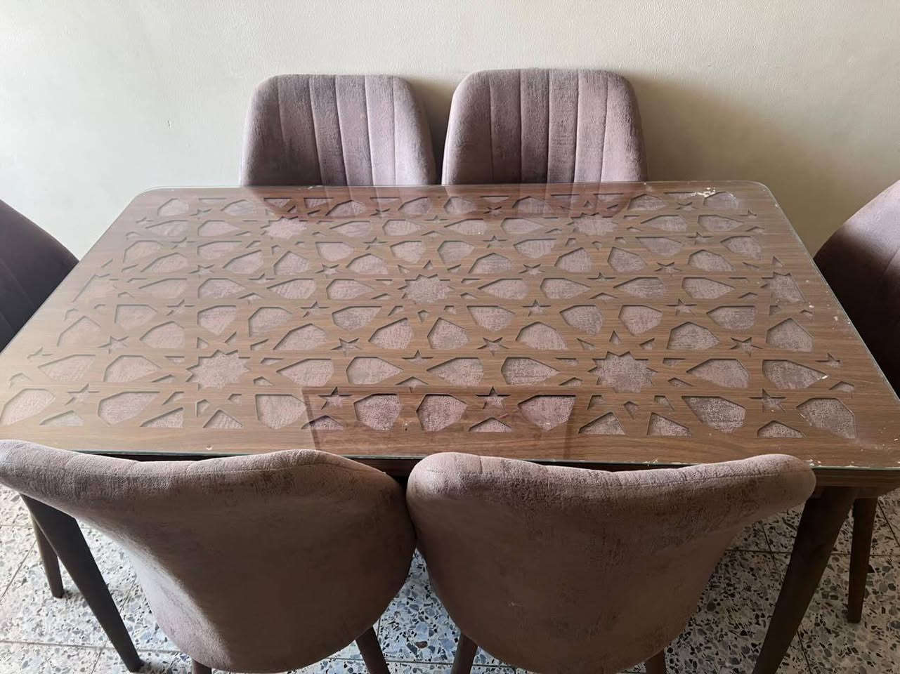 الكاونتر 650والتخم 300وميز الطعام 150والفاترينات 2 150 والزحليكة 30وعندي بعد وية الفاترينات ميز مكتبي 
عنواني بغداد حي الجهاد ***********
