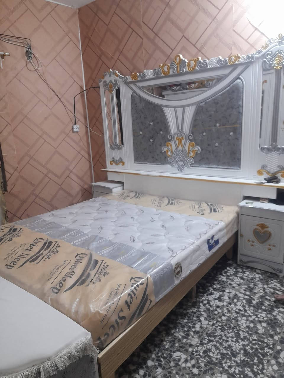 سلام عليكم عندي غرفه عراقيه البيع مستخدمه قليل ضيفه جديده كربلاء شارع شبانات سعر ٩٠٠ به مجال كنتور ٦ باب ميز تواليت +ميز بلازمه +جربايه +طابور زاويه بابين ***********
