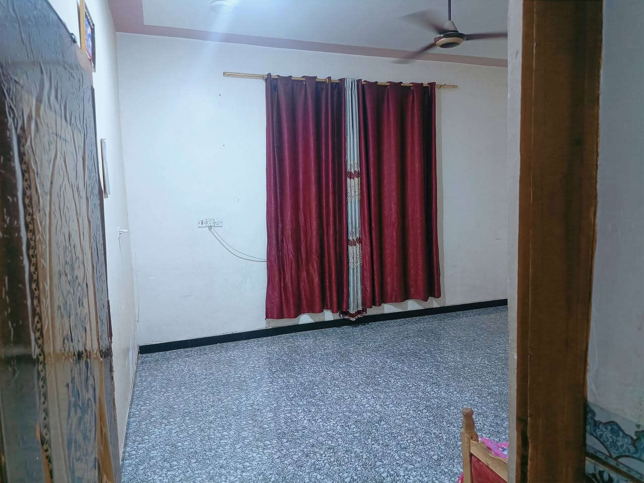 السلام عليكم بيت زراعي للبيع 4غرف نوم  طريق المطار مقابيل مدرسه  زهير خدمات مي كهرباء مجاري السعر 130مليون وبيه مجال للاستفسار ***********
