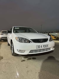 للبيع سيارة نوع تيوتا كامري موديل 2005 اللون ابيض مكينة 6 سلندر رقم بغ...