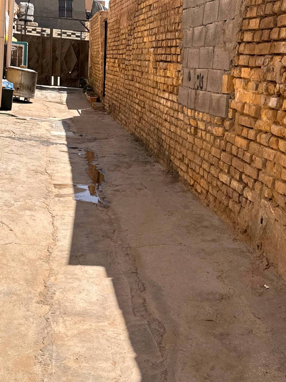 إعادة نشر بسبب الوعود دار للبيع طابو صرف في الصويره حي الحسينية شارع المواكب مقابل محل ادوب الخيكاني داخل دربونه عرضها ٣م مساحة البيت ٣١٥ م طابق واحد يحتوي على ٣ غرف نوم واستقبال ومطبخ وصاله و٣ صحيات للأستفسار الاتصال على الرقم *********** او وتساب