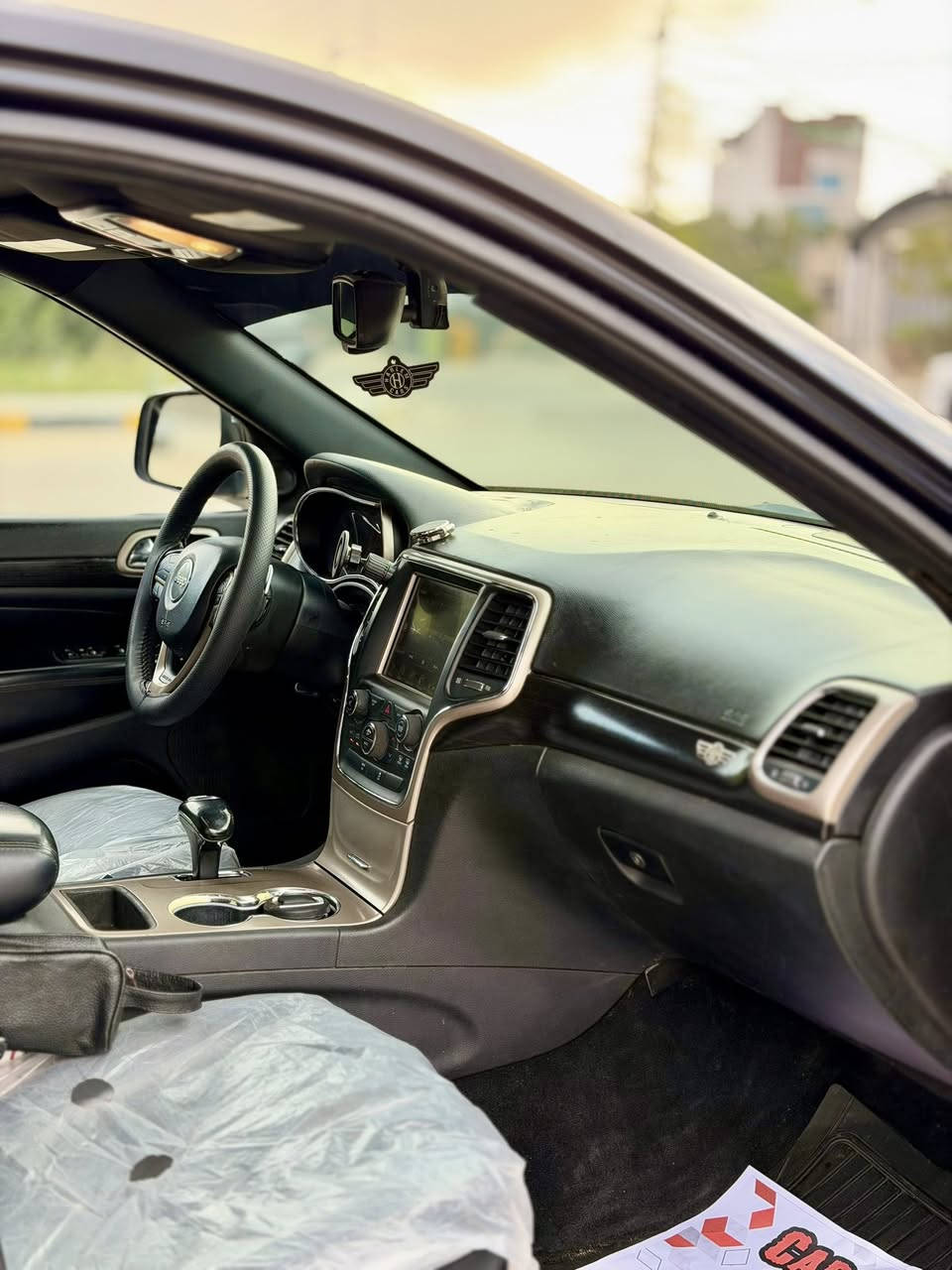 السلام عليكم للبيع Jeep بلاك توب
(موديل 2015 امريكي )
(المحرك : V6.  3.6L دفع رباعي 4x4 )
(رقم بغداد بسمي الجديد 11 تحويل ثاني يوم )
 (سياره ماشيه 100 الف ميل )
(حادث السياره جاملغ وبنيد بدون دواخل )
صور الحادث والسونار مرفق داخل المنشور 
(موصفات فول 1/1 )
* دفع رباعي 4x4 . )
* فرش المقاعد من الجلد . )
*صفي المقاعد الأمامية كهربائية .)
* صفي المقاعد الأمامية مع تدفئة   . )
* ويل قياس 20 انج .)
* تدفئة ستيرن . )
* فتحه سقف .)
* نظام الملاحة (GPS) . 
* مصابيح امامية زنون . )
* كشافات ضباب بروجكتر زنون . )
* تشغيل عن بعد .)
*  حساسات خلفية .)
* كاميرا خلفية .)
* مرايا بخاصية التعتيم الذاتي . )
* مرايا جانبية قابلة للطي . )
* بلوتوث تلفون . ؟
* محدد سرعة . )
السياره جاهزه كير ومحرك وحداديه وتبريد وتخم تاير اي نقص مابيها جاهزه 
(مكان سياره حله شارع 60 )
(السعر 182 وبيها مجال قليل )
للاستفسار / ***********
واتساب ***********
