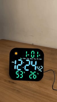 ساعة رقمية • عرض الحرارة والرطوبة • ذاكرة تحفظ الوقت