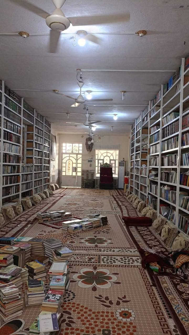 سلام عليكم توفر للبيع بستان دونم ونص تقريبا مع بيوت ثنين وديوان كبير بناء طابوق سنه البناء ٢٠٢٠ تبليط ماء اساله كهرباء اسواق مدارس مستوصف صحي كل الخدمات متوفره البستان يحتوي على نخل برحي ونواع نادره وسدر تفاحي العنوان منطقه السوره قضاء المدينه للستفسار على الرقم ***********
