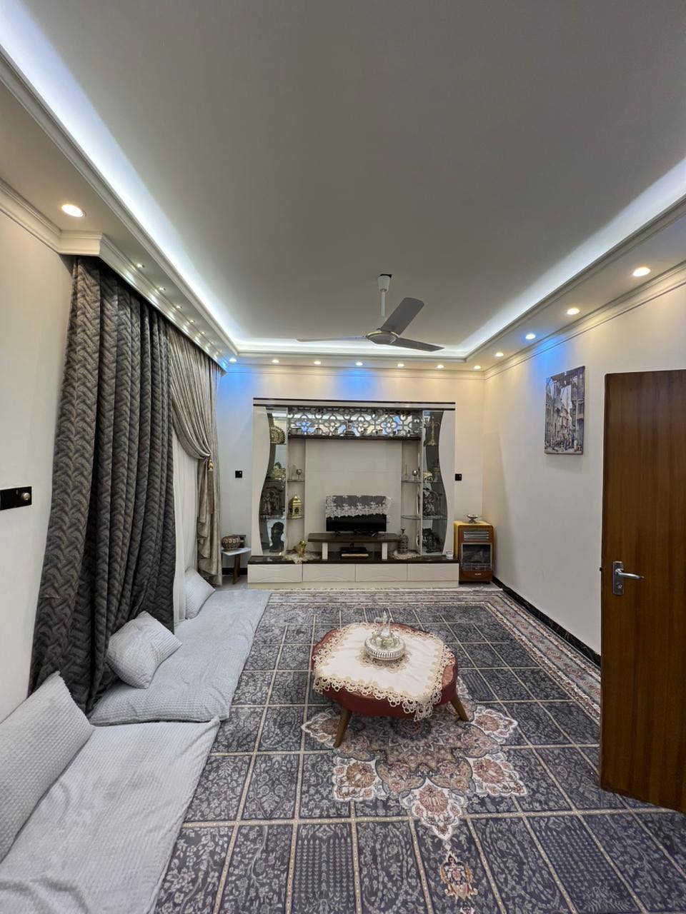 ♦️ بيت للبيع مطلوب مبادره 90 مليون ♦️
📍الموقع :العروبه الثالثه خلف گرين لاند
📏المساحه 200م
طابقين🏘️
♦️ الاول 
🔸استقبال 
🔸غرفة نوم واحده  
🔸صاله 
🔸مطبخ 
🔸صحيات داخليه+ خارجيه 
♦️الثاني 
🔸3 -غرف نوم 
🔸صاله 
🔸صحيات
🔸مخزن  
⤵️لتفاصيل اكثر التواصل على
 الصفحة او الاتصال على : 
***********
***********
أو زيارتنا في موقعنا 
📍  الديوانية ام الخيل السايدين  قرب مجمع الحسناوي
